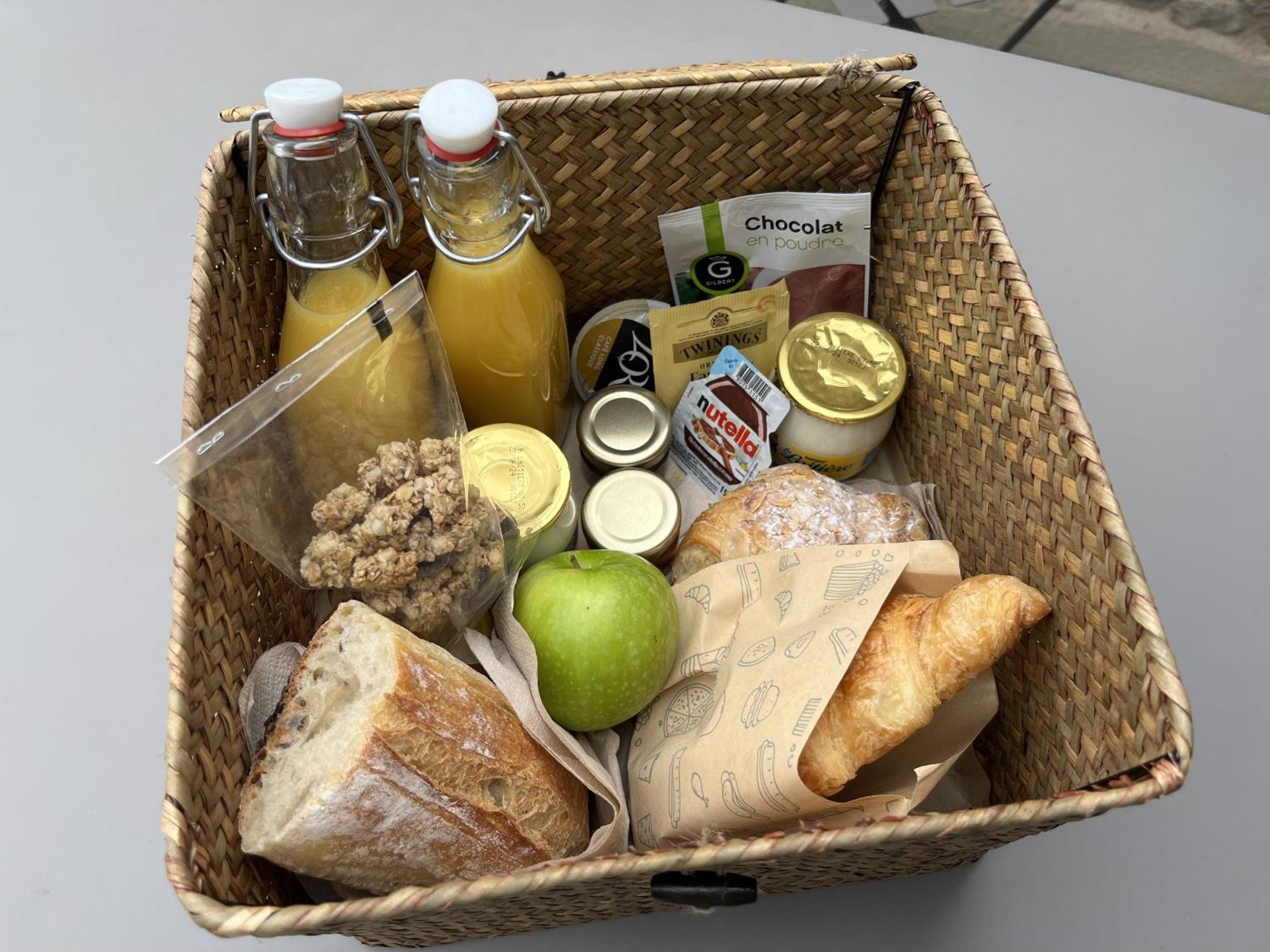 Appart-hotel N 3 Avec Terrasse, Piscine, Petit-dejeuner Et Parking Prive * Chouzelot