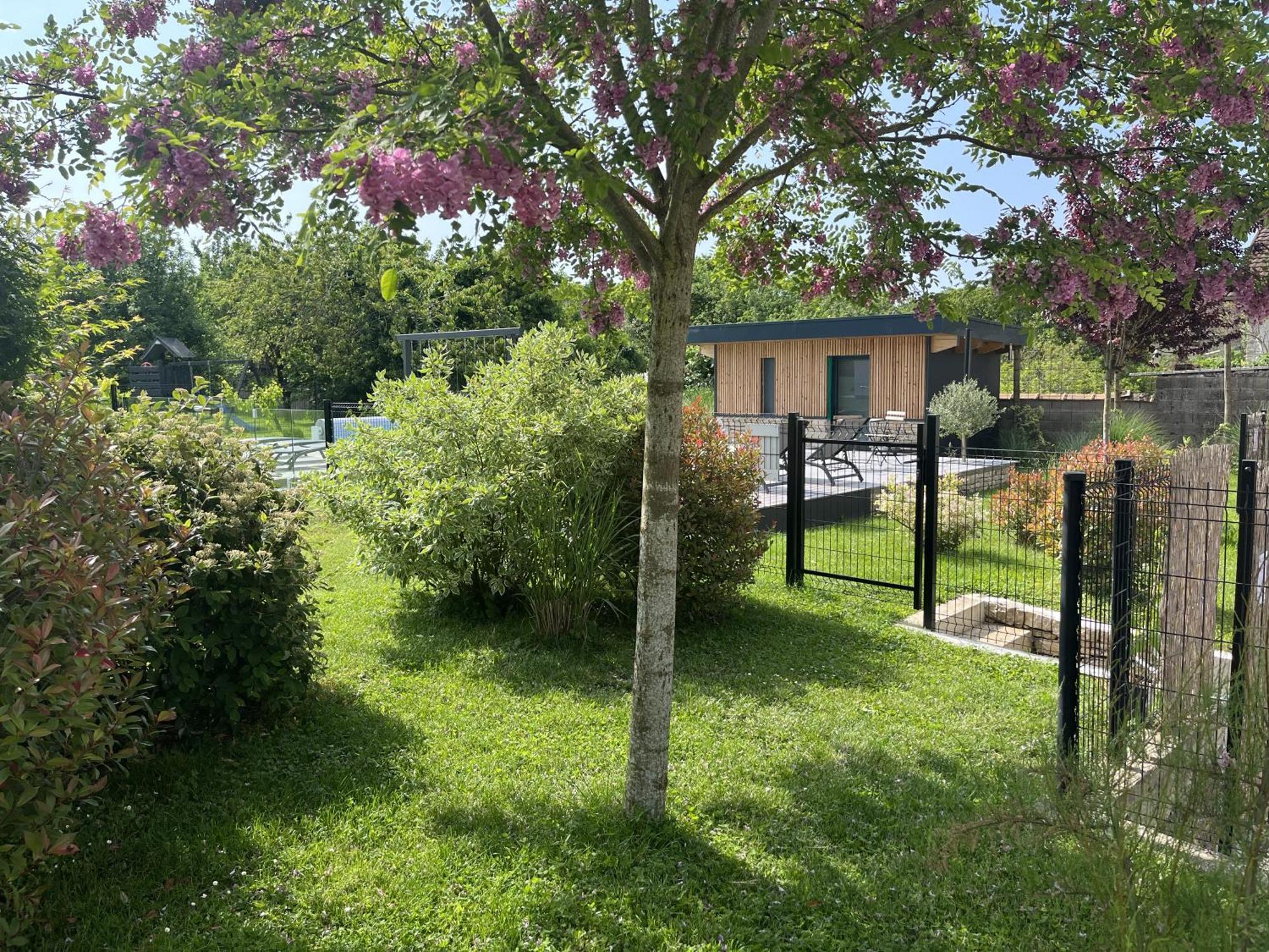 Appart-hotel N 3 Avec Terrasse, Piscine, Petit-dejeuner Et Parking Prive